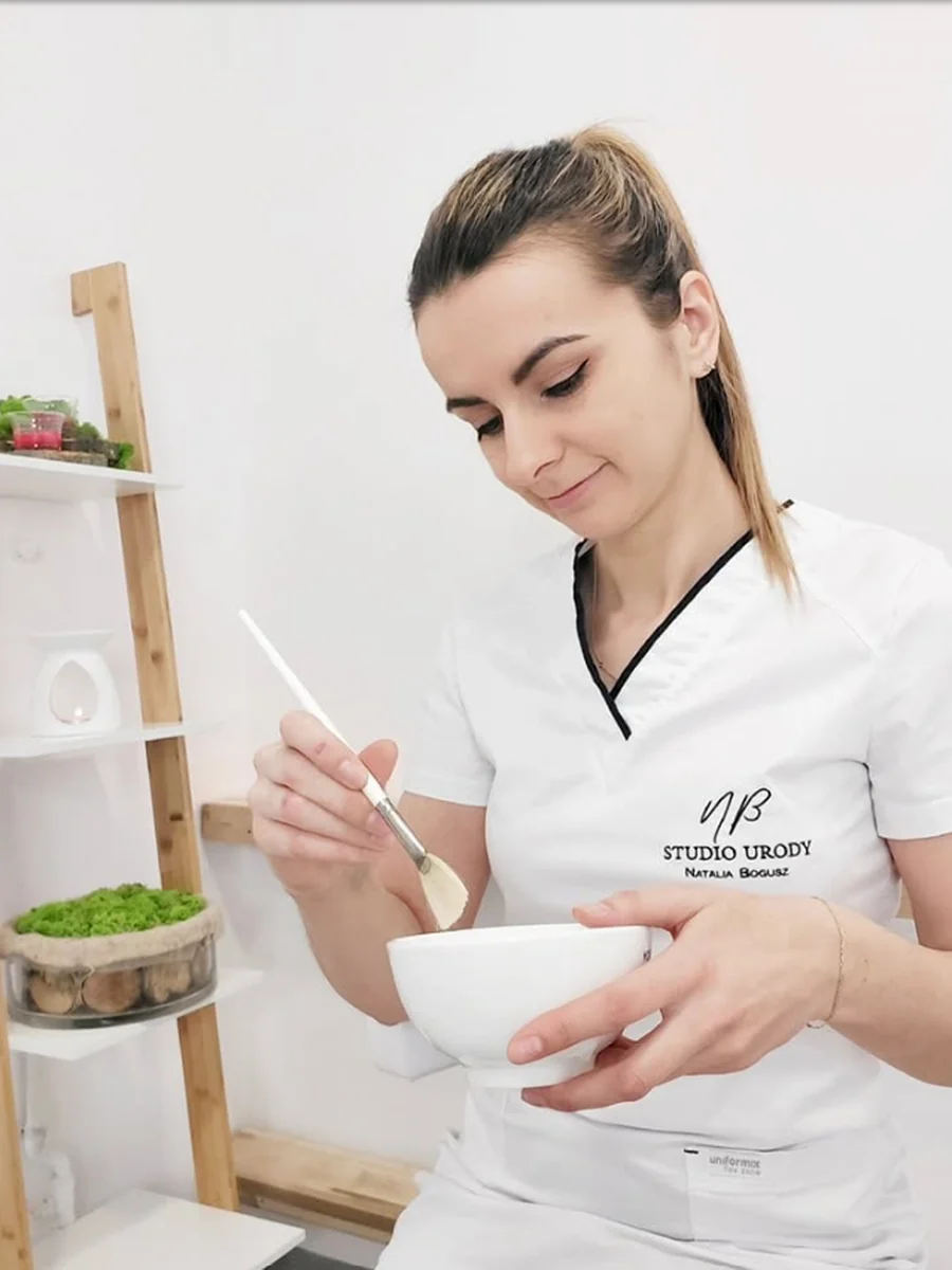 Natalia Bogusz, właścicielka Studia Urody, przygotowuje maskę pędzlem